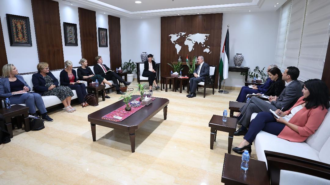 اشتية خلال لقائه الوفد البرلماني النرويجي